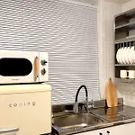 Hongik University Station 10 Minutes Walking Distance 3 Queen Beds For 6 People