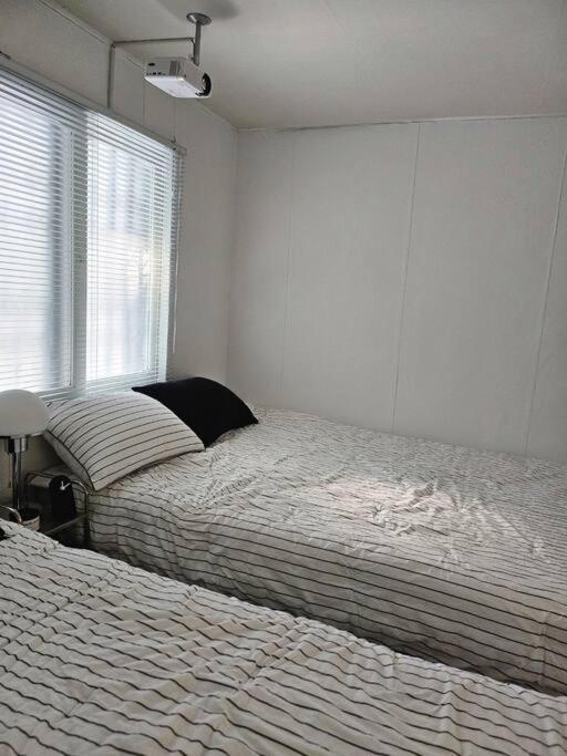 Apartment Hongik Station 10 Minutes Walking Distance 3 Queen Beds For 6 People Seoul
