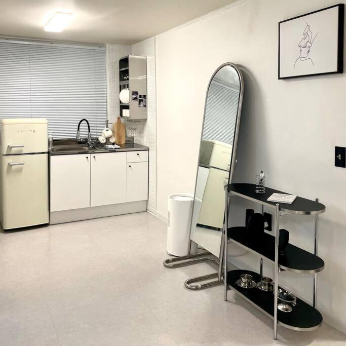 Apartment Hongik Station 10 Minutes Walking Distance 3 Queen Beds For 6 People