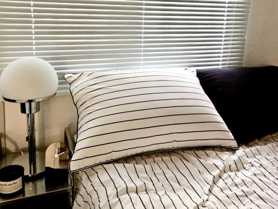 Apartment Hongik Station 10 Minutes Walking Distance 3 Queen Beds For 6 People Seoul