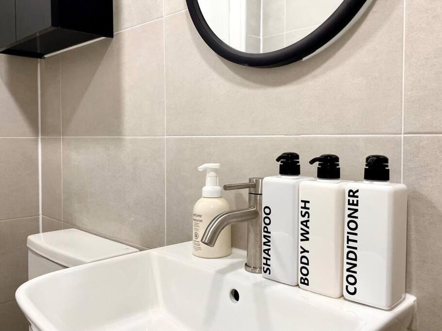 Hongik Station 10 Minutes Walking Distance 3 Queen Beds For 6 People Seoul