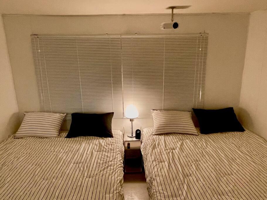 Hongik Station 10 Minutes Walking Distance 3 Queen Beds For 6 People Seoul