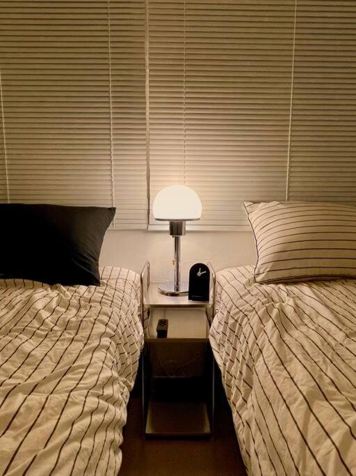 Hongik Station 10 Minutes Walking Distance 3 Queen Beds For 6 People
