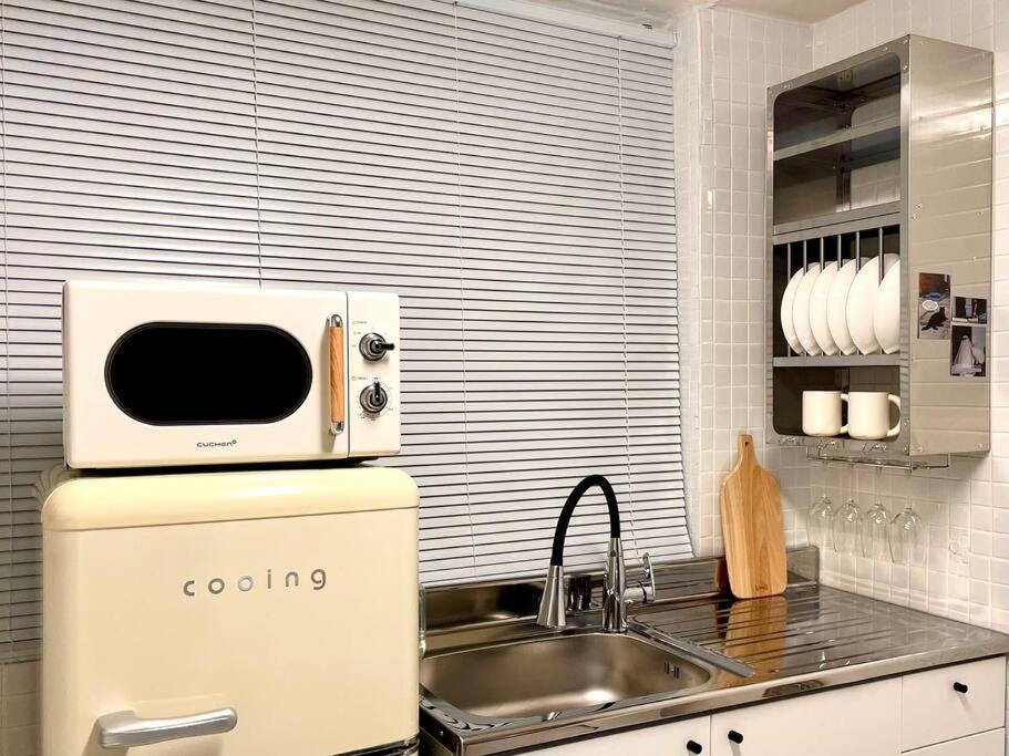 Hongik Station 10 Minutes Walking Distance 3 Queen Beds For 6 People Apartment *