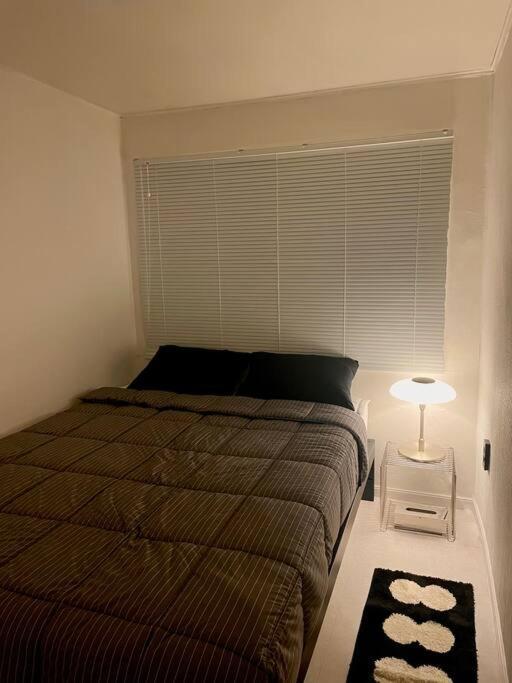 Hongik Station 10 Minutes Walking Distance 3 Queen Beds For 6 People Seoul
