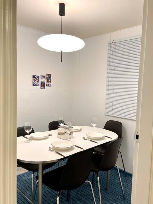 Hongik Station 10 Minutes Walking Distance 3 Queen Beds For 6 People