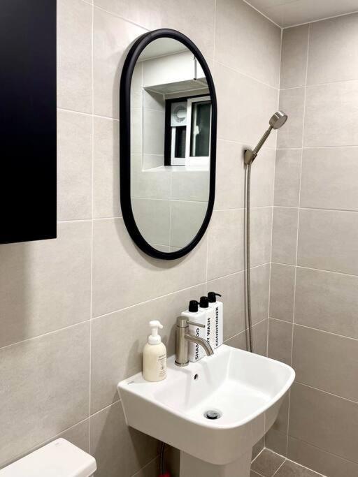 Hongik Station 10 Minutes Walking Distance 3 Queen Beds For 6 People Apartment