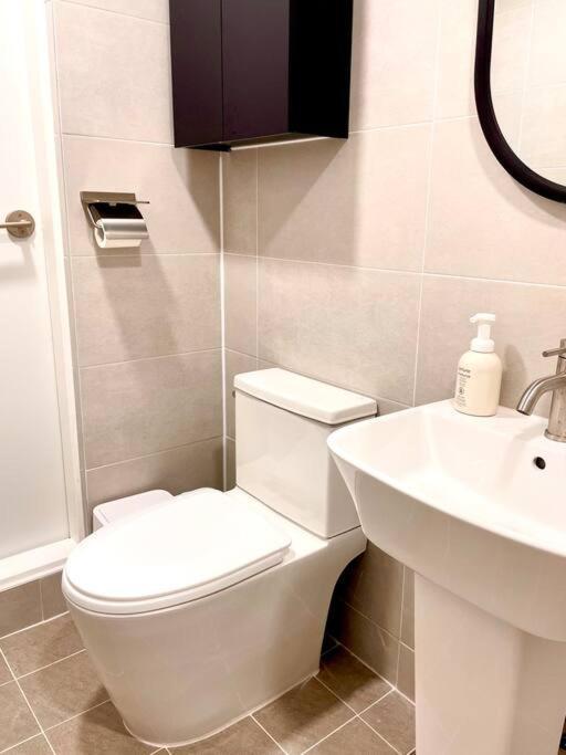 Apartment Hongik Station 10 Minutes Walking Distance 3 Queen Beds For 6 People *