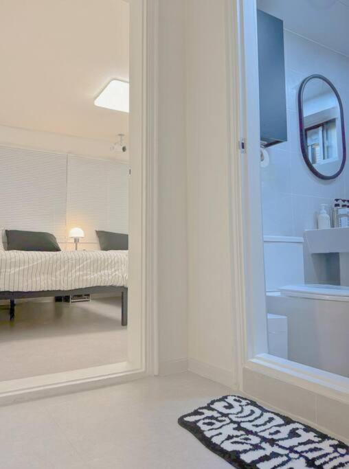 Hongik Station 10 Minutes Walking Distance 3 Queen Beds For 6 People