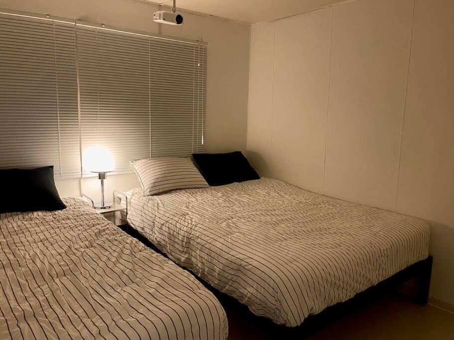 Hongik Station 10 Minutes Walking Distance 3 Queen Beds For 6 People Apartment Seoul