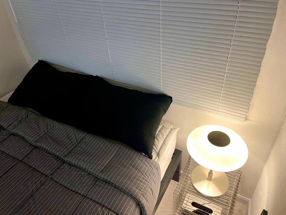 Hongik Station 10 Minutes Walking Distance 3 Queen Beds For 6 People *