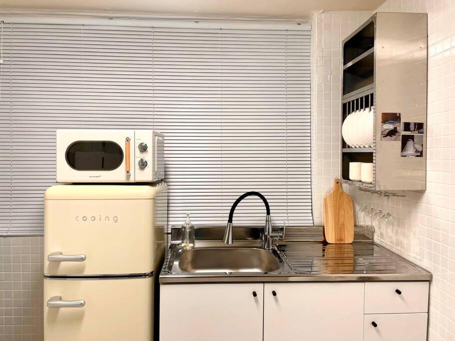 Hongik Station 10 Minutes Walking Distance 3 Queen Beds For 6 People Apartment