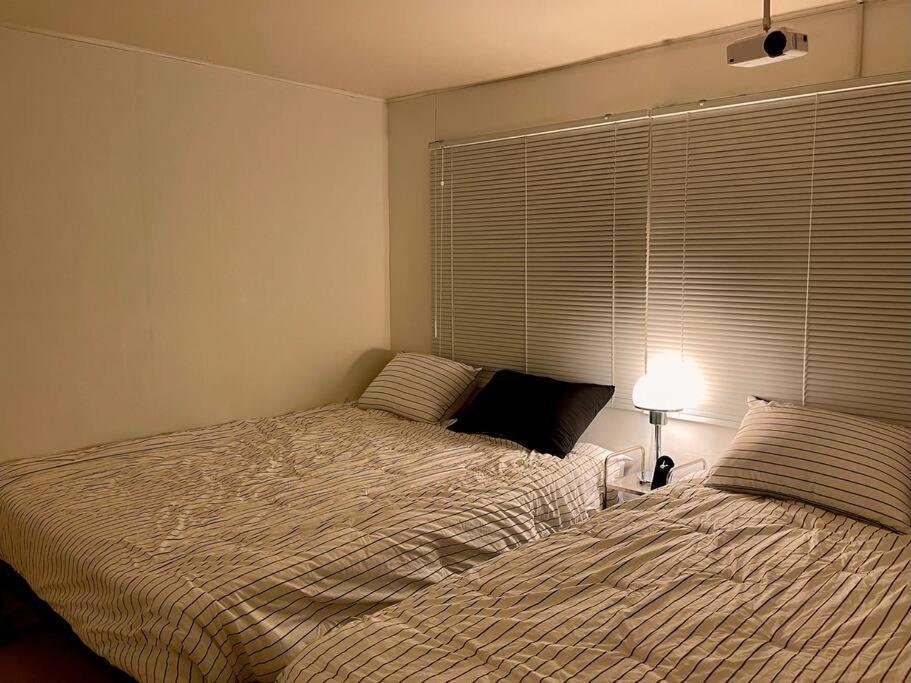 Hongik Station 10 Minutes Walking Distance 3 Queen Beds For 6 People Apartment *