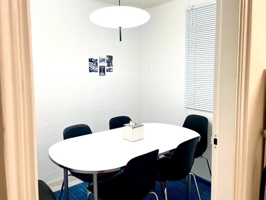 Hongik Station 10 Minutes Walking Distance 3 Queen Beds For 6 People